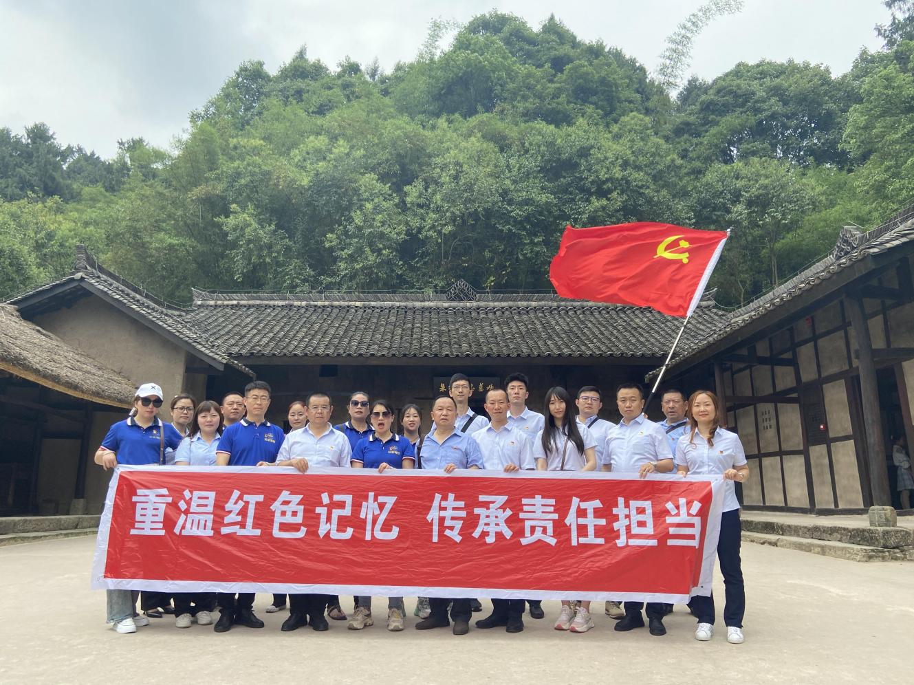 綿州通黨支部、空港巴士黨支部和公交駕校黨支部聯(lián)合開(kāi)展“重溫紅色記憶，傳承責任擔當”主題黨建活動(dòng)(圖2)
